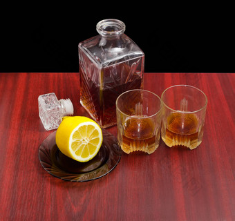 玻璃水瓶眼镜<strong>威士忌</strong>柠檬飞碟