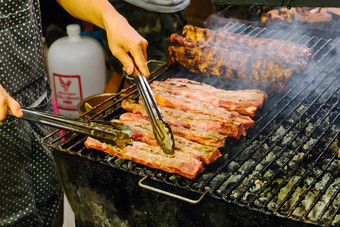 街食物烧烤烧烤工具概念吃在户外