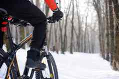 山骑摩托车的人骑自行车雪小道美丽的冬天森林免费的空间文本
