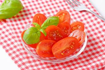 红色的李子番茄半