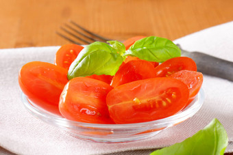 减少了一半红色的李子西红柿