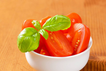 碗减少了一半红色的李子西红柿