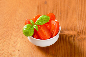 碗减少了一半红色的李子西红柿