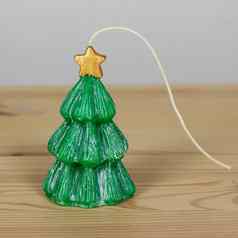 绿色手工制作的纪念品蜡烛形状圣诞节树