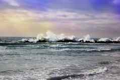 大强大的潮行动风暴天气深蓝色的海洋