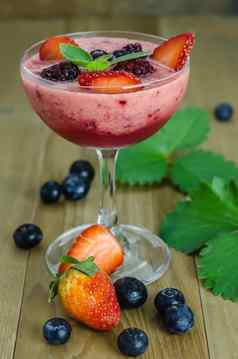 树莓奶昔新鲜的浆果