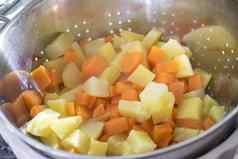 土豆胡萝卜减少多维数据集蒸