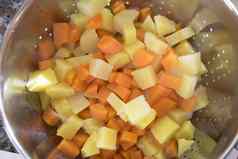 土豆胡萝卜煮熟的压力炊具