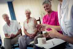 老年人会说话的护士药物治疗