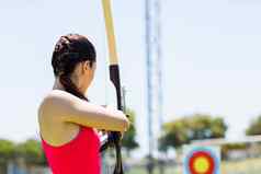 女运动员练习射箭