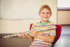 肖像微笑小学生玩长笛教室