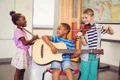 微笑孩子们玩吉他小提琴长笛教室