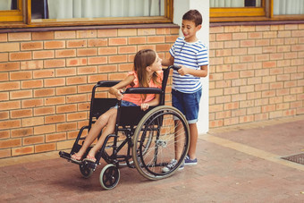 小学生会说话的女孩轮椅