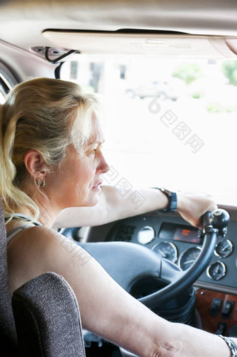 女人开车半卡车