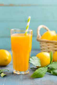 柠檬汁玻璃新鲜的水果叶子木背景维生素喝鸡尾酒