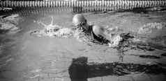 游泳运动员女人游泳游泳池
