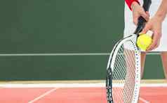 复合图像运动员持有网球网拍准备好了服务