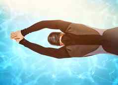 复合图像后视图游泳运动员潜水服潜水