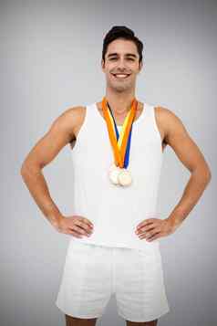 复合图像运动员摆姿势黄金奖牌脖子