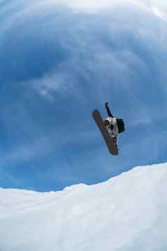 滑雪跳蓝色的天空