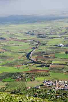 空中视图农业字段小城市高速公路