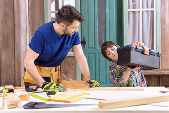 肖像儿子帮助父亲工作木木板玄关
