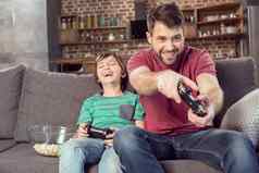 快乐的父亲儿子玩视频游戏首页