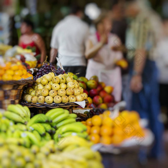 丰沙尔葡萄牙6月新鲜的异国情调的水果市场两个