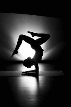 女人瑜伽前臂站构成轮廓黑色的白色