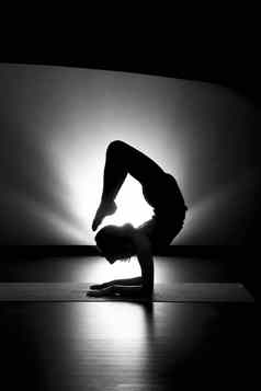 女人瑜伽蝎子构成轮廓黑色的白色