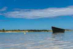 蓝色的小艇漂浮和平平静ngunguru河口北国