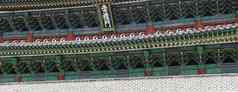 细节传统的朝鲜文屋顶色彩鲜艳的装饰点缀