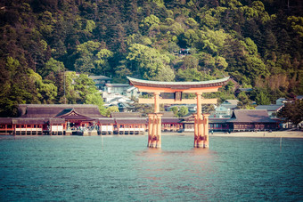 Miyajima著名的<strong>大神</strong>道教鸟居站海洋广岛日本