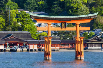 Miyajima著名的<strong>大神</strong>道教鸟居站海洋广岛日本