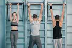 运动但女人挂体育运动设备健身房