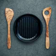 木烹饪餐具木勺子抹刀黑色的板