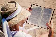 成人女人他海滩阅读印刷书
