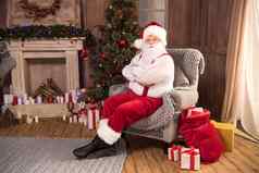 圣诞老人老人坐着扶手椅