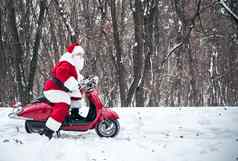 圣诞老人老人骑踏板车