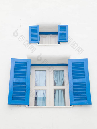 圣托里尼岛<strong>希腊风格</strong>蓝色的关闭开放窗户