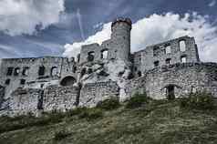 毁了中世纪的城堡塔