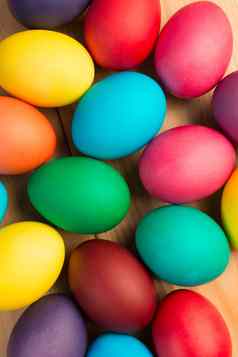 群色彩斑斓的复活节鸡蛋特写镜头背景
