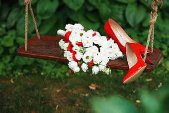婚礼花束白色玫瑰红色的丝带红色的专利