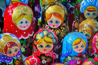 传统的俄罗斯玩具孩子们嵌套的娃娃娃娃