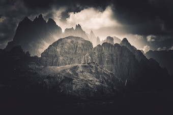 白云石山脉山峰风景