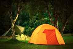 小橙色帐篷野营