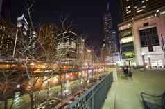 芝加哥河边漫步晚上