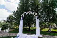 婚礼拱花白色布桦木
