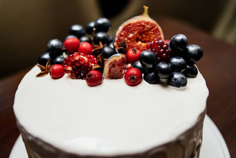蛋糕装饰新鲜的水果白色板木表格婚礼蛋糕