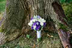 婚礼花束白色紫色的花树